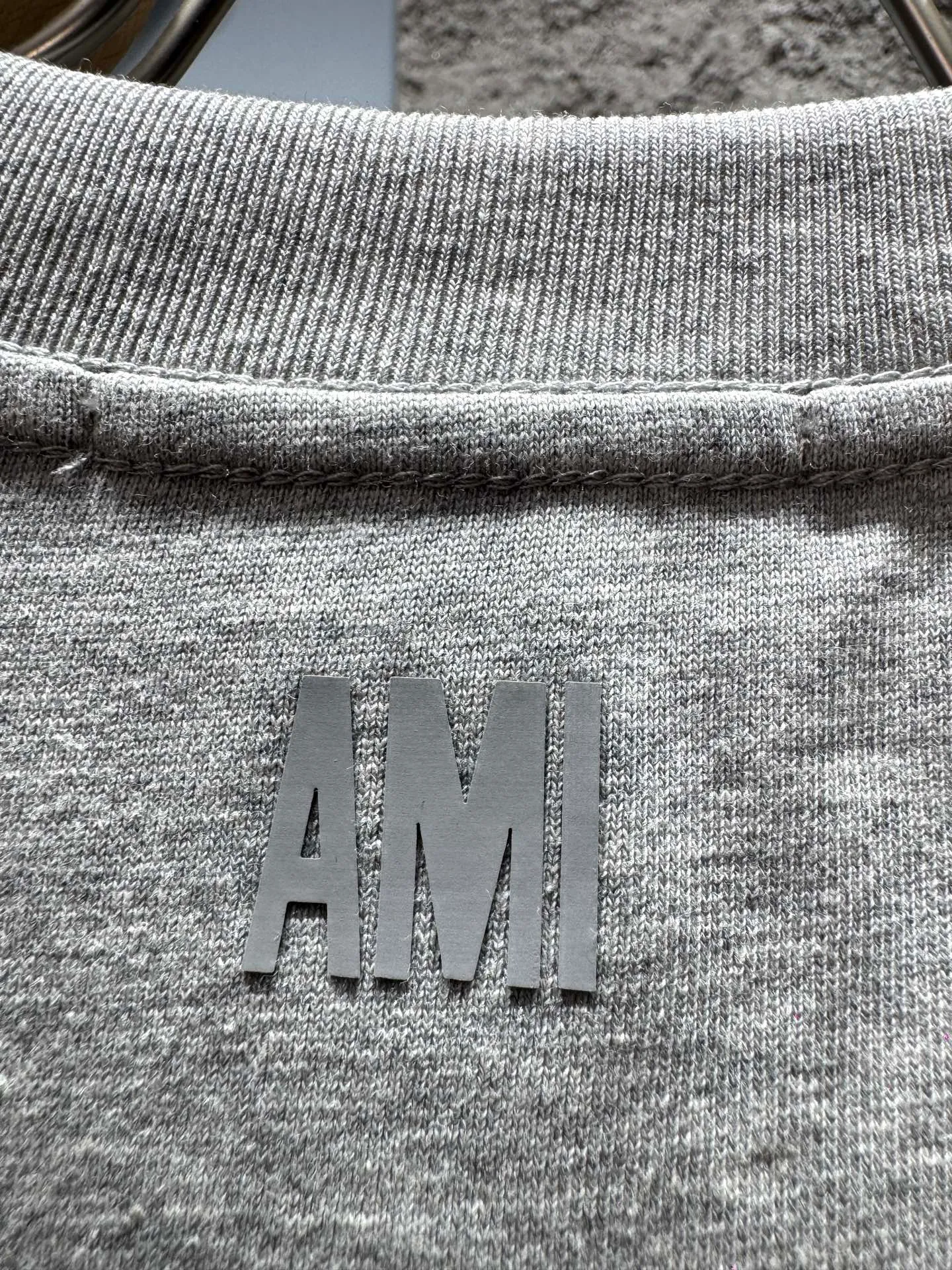 AMI* Embroidered Heart‼ ️Short Sleeve T-Shirt® 🖤C position of early spring wardrobe! AMI love T-shirt, 7 colors to contract your French sense of relaxation, 280g heavyweight pure cotton, customized double yarn cotton fabric, washed and delinted, soft and crisp, three-dimensional crocheted love embroidery on the chest is the soul !The delicate texture hides a low-key sophistication. It is not a rigid print, but a hand-made three-dimensional texture. From a distance, it looks like a simple small logo, but when you look up close, it is full of details. It is instantly different from the passerby look of ordinary T-shirts~ There are 7 colors to choose from, no limit to your body shape! ⚠️Washing method: It is recommended to dry clean or wrap the reverse side of the laundry bag in a separate cold water quick machine wash and dry naturally ⚠️XL 12964 Men and women Same Style 𝐂𝐎𝐋𝐎𝐔𝐑: White light brown cream Coffee Brown hemp gray light water blue Navy Blue Black 𝐒𝐈𝐙𝐄: S-XXl